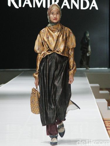 Ria Miranda Ungkap Fenomena Bajunya Dijual Lagi Hingga 5 Kali Lebih Mahal