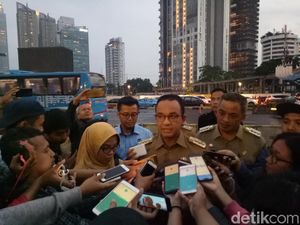 Dorong Warga ke Transportasi Massal, Anies akan Kurangi Lahan Parkir