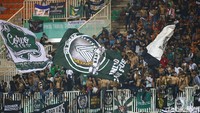 Top! Aksi Fans PSS Sleman Disorot Penyanyi Metal Legendaris