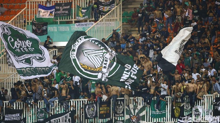 Aksi Suporter PSS Sleman Brigata Curva Sud