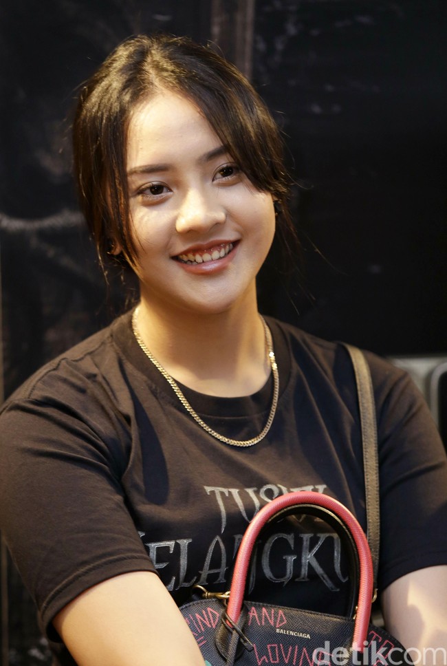 Anya Geraldine berhasil menjaring 1,8 juta follower di Instagram. Ia juga memiliki lebih dari 200 ribu subscriber di YouTube. Diperkirakan, influencer yang pernah jadi kontroversi karena gaya berpacaran dianggap terlalu vulgar ini memiliki penghasilan Rp 30 juta sebulan dan ratusan juta rupiah per tahunnya. Foto: Palevi S/detikFoto