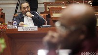 Ketua Komisi III Kahar Muzakir menjelaskan, akan dipilih 7 anggota dari 14 calon anggota LPSK yang diajukan. Para calon anggota datang dari beragam latar belakang profesi, di antaranya anggota Polri, dosen, dan aktivis. 