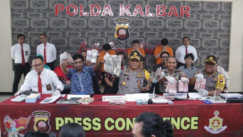 4 Bandar Judi Online Beromzet Miliaran Rupiah Ditangkap di Kalbar 4 Bandar Judi Online Beromzet Miliaran Rupiah Ditangkap di Kalbar