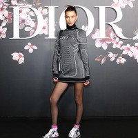 Dior menghelat peragaan koleksi busana pria Pre-Fall 2019 di Tokyo, Jepang, baru-baru ini. Hadir deretan selebriti papan atas dunia, salah satunya Bella Hadid. (Foto: Getty Images)