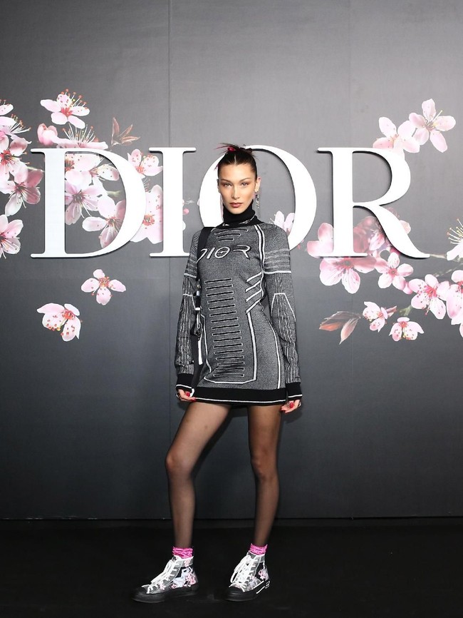 Dior menghelat peragaan koleksi busana pria Pre-Fall 2019 di Tokyo, Jepang, baru-baru ini. Hadir deretan selebriti papan atas dunia, salah satunya Bella Hadid. (Foto: Getty Images)