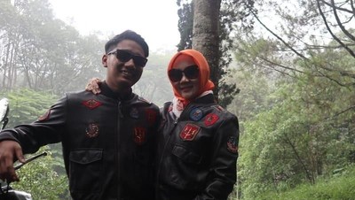 7 Foto Kedekatan Istri Ridwan Kamil dan Putra Sulungnya