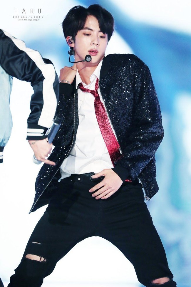 Mengasah BakatJin BTS ditemukan agensi Big Hit Entertainment di jalanan atau biasanya disebut sebagai street cast. Ketika itu, wajah tampan Jin sepertinya memikat agen casting sehingga memintanya jadi trainee. Meski awalnya tidak mengerti musik dan tari, kini performa Soekjin di panggung menjadi sesuatu yang membanggakan fans. Foto: Pinterest/Twitter