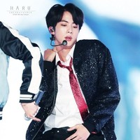Mengasah BakatJin BTS ditemukan agensi Big Hit Entertainment di jalanan atau biasanya disebut sebagai street cast. Ketika itu, wajah tampan Jin sepertinya memikat agen casting sehingga memintanya jadi trainee. Meski awalnya tidak mengerti musik dan tari, kini performa Soekjin di panggung menjadi sesuatu yang membanggakan fans. Foto: Pinterest/Twitter