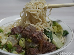 Sluurp! Hangatnya Mie Ayam dan Soto Betawi di Sini!