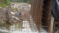 Proyek yang berada di distrik Yigi, Kabupaten Nduga, Papua itu dikerjakan oleh PT Istaka Karya. Menteri PUPR Basuki Hadimuljono mengatakan lokasi tersebut bukanlah daerah rawan kelompok bersenjata. Untuk itu, dia mengaku tak menyangka terjadi kasus penembakan. Istimewa/Ditjen Bina Marga Kementerian PUPR.