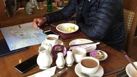 Begini tampannya Jamie saat menikmati sarapan di udara dingin dengan buah dan secangkir kopi. Foto: Istimewa