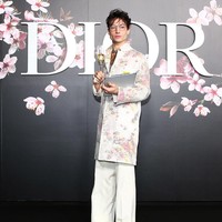 Tidak ketinggalan, aktor Ezra Miller yang belakangan jadi sorotan berkat perannya di film Fantastic Beasts 2. Tentunya, ia muncul dengan gayanya yang nyentrik. (Foto: Getty Images)