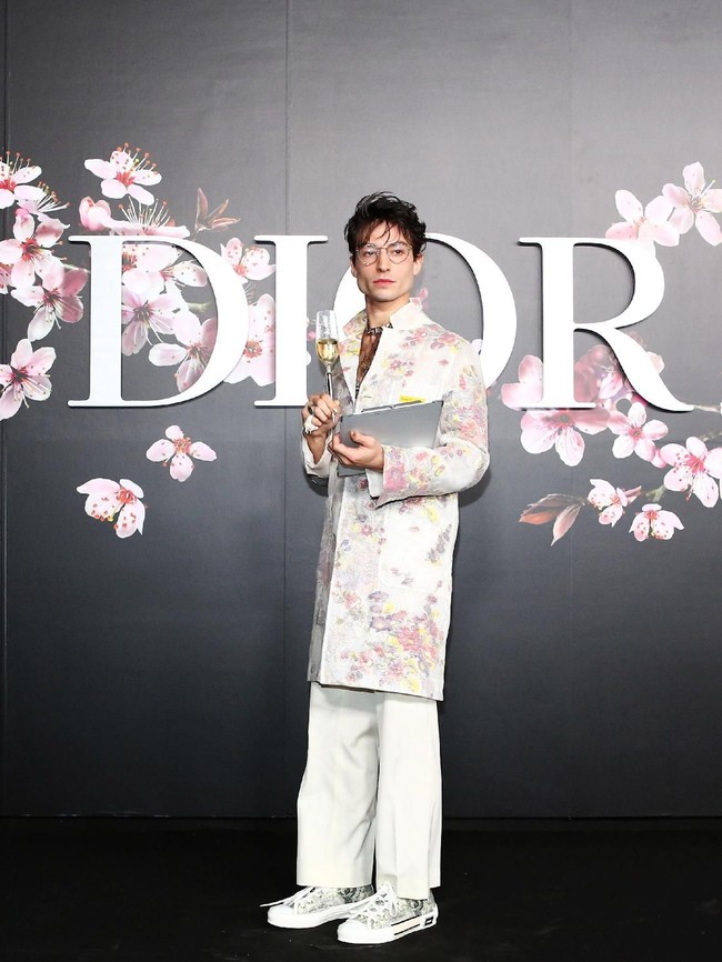 Tidak ketinggalan, aktor Ezra Miller yang belakangan jadi sorotan berkat perannya di film Fantastic Beasts 2. Tentunya, ia muncul dengan gayanya yang nyentrik. (Foto: Getty Images)