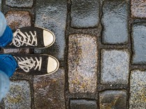 Sepatu Basah Kehujanan? Jangan Langsung Dipakai, Dokter Kulit Ingatkan Risiko Ini