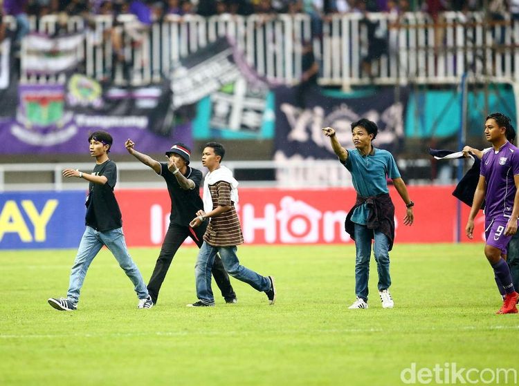 Timnya Kalah, Pendukung Persita Rusuh ke Tengah Lapangan