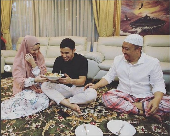 Gaya Ngopi Calon Suami Ratu Wushu hingga Belanja Online Teh Kemasan Rp 400