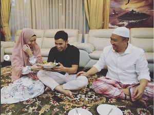 Kunjungi Menpora, Lindswell Kwok Serahkan Undangan Nikah
