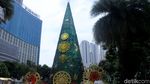 Pohon Natal Raksasa Mejeng di Pusat Perbelanjaan Ibukota