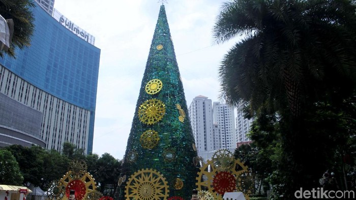 Pohon Natal Raksasa Mejeng Di Pusat Perbelanjaan Ibukota