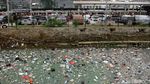 Jorok! Sampah Penuhi Kali di Samping Stasiun Duri