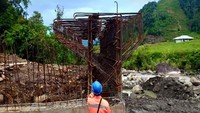 Di proyek tersebut besi-besi untuk tiang jembatan sudah mulai dibangun. Istimewa/Ditjen Bina Marga Kementerian PUPR.