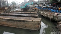 Di kali sekitar Stasiun Duri diketahui tengah ada proyek pemasangan turap untuk mengantisipasi terjadinya banjir di kawasan tersebut.