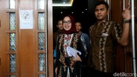 Selain itu, Eni didakwa menerima gratifikasi sebesar Rp 5,6 miliar dan SGD 40 ribu (sekitar Rp 400 juta). Uang itu diterima Eni dari sejumlah direktur dan pemilik perusahaan di bidang migas. Eni dijerat dengan Pasal 12 huruf a dan Pasal 11 Undang-Undang Pemberantasan Tindak Pidana Korupsi juncto Pasal 55 ayat 1 ke-1 KUHP juncto Pasal 64 ayat 1 KUHP.