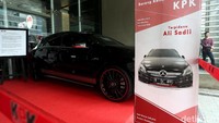Mobil mewah Mercedes Benz yang dilelang oleh KPK diketahui milik Ali Sadli yang juga seorang auditor BPK. mobil mewah itu didapatkan Ali setelah mendapatkan uang gratifikasi. Mobil itu pun memiliki nilai hingga Rp 821 juta.