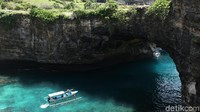 Kapal kecil yang bersiap menuju cekungan di Broken Beach. Seru-seru gimana gitu (Agung Pambudhy/detikTravel)
