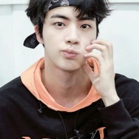 Suka MelucuSelain wajah tampan, sosok Jin menjadi favorit para penggemar karena tingkahnya yang selalu lucu. Jin dikenal suka melontarkan candaan meski kadang garing. Namun hal itu yang membuat fans semakin cinta dengannya. Foto: Pinterest/Twitter