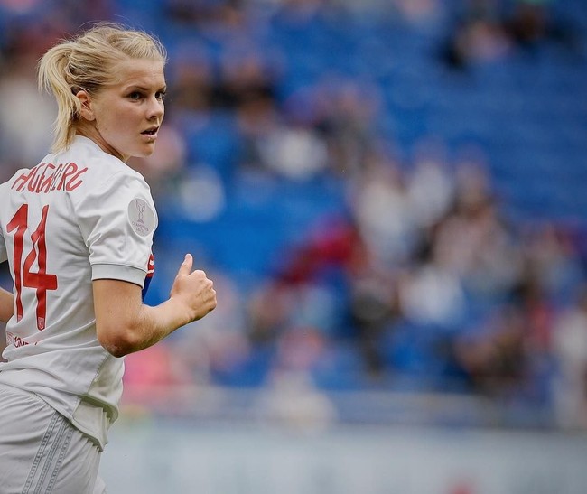 Selain Ada, pemain lain yang masuk top 10 pesepak bola wanita terbaik Ballon dOr tahun ini adalah Pernille Harder, Dzsenifer Maroszan, Marta, Sam Kerr, Lucy Bronze, Amandine Henry dan Wendie Renard, Megan Rapinoe, serta Lindsay Horan. Foto: (Instagram/ahegerberg)
