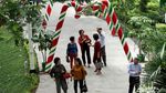 Pohon Natal Raksasa Mejeng di Pusat Perbelanjaan Ibukota
