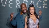 Tak seperti biasanya, Kanye West tampil konyol saat berpose bersama Kim Kardashian.  Foto: Roy Rochlin/Getty Images