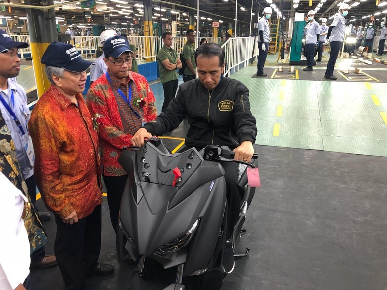 Jokowi saat naik Xmax di Pabrik Yamaha. Foto: Ray Jordan Jokowi saat naik Xmax di Pabrik Yamaha. Foto: Ray Jordan