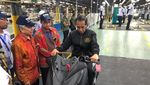 Saat Jokowi Duduk di Atas Yamaha Xmax