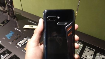 Ponsel gaming besutan Asus ini memiliki RAM hingga 8 GB dan ROM hingga 512 GB. Foto: detikINET/Muhamad Imron Rosyadi