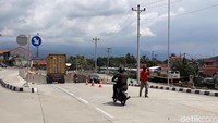 Pembangunan underpass ini bertujuan mengurai kemacetan di jalur Tegal Purwokerto. Mengingat di jalur tersebut ada perlintasan sebidang kereta api di Desa Karangsawah Tonjong.