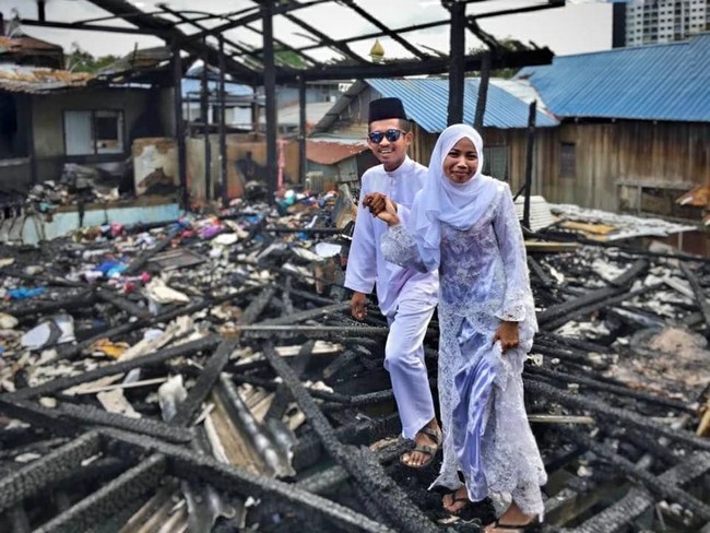 Sehari sebelumnya mertua susah payah keluar cari baju akad nikah, cari cincin. Boleh dikatakan 100% persiapan untuk akad nikah mertua yang tolong. Sehari sebelumnya saat orang lain sibuk buat persiapan, kami sibuk kemas rumah cari barang terpakai, angkat kursi, meja, lemari. Boleh dikatan tidak ada istirahat untuk pengantin, ungkapnya. Foto: Facebook Asmieyz Zahariey