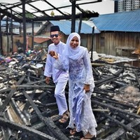 Sehari sebelumnya mertua susah payah keluar cari baju akad nikah, cari cincin. Boleh dikatakan 100% persiapan untuk akad nikah mertua yang tolong. Sehari sebelumnya saat orang lain sibuk buat persiapan, kami sibuk kemas rumah cari barang terpakai, angkat kursi, meja, lemari. Boleh dikatan tidak ada istirahat untuk pengantin, ungkapnya. Foto: Facebook Asmieyz Zahariey