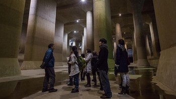 Tangki tersebut terdiri dari puluhan pilar seberat 500 ton yang menahan langit-langit. Sekilas, gorong-gorong raksasa ini tampak seperti pilar-pilar katedral. Foto: Getty Images