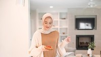 Aku bisa makan roti panggang alpukat setiap hari, kata Leena. Meski begitu, Leena bilang kalau suaminya justru tidak suka paduan alpukat dan roti ini. Foto: Instagram withloveleena