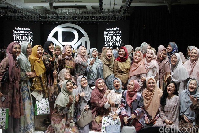 Begitupun saat Ria Miranda Trunk Show (RMTS) 2019 yang dihadiri oleh para hijabers berbagai daerah di Indonesia. Dewi Sandra hingga Fitri Tropica tampak kompak duduk bersama. Foto: Mohammad Abduh/Wolipop