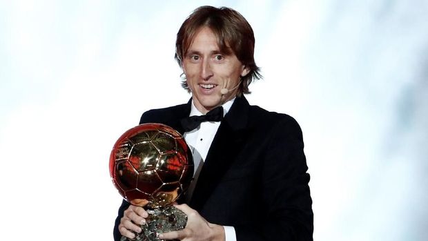 Luka Modric Soccer Football - 63rd Ballon d'Or - The Grand Palais, Paris, France - December 3, 2018 Real Madrid's Luka Modric with the Ballon d'Or award REUTERS/Benoit Tessier
