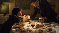 Ada beefsteak, salad, hingga segelas wine yang jadi menu makan malam Jamie. Jamie terlihat begitu serius, kira-kira sedang membicarakan apa ya? Foto: Istimewa