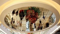 Tak hanya di bagian taman, di dalam mal juga telah banyak terpasang sejumlah pernak pernik lainnya.  