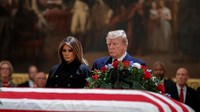Trump hadir bersama Ibu Negara Melania Trump. Tak hanya memberikan penghormatan terakhir kepada Presiden AS ke-41 itu, Trump pun turut menentapkan hari Rabu (4/12/2018) mendatang sebagai hari berkabung nasional, bertepatan dengan upacara pemakaman kenegaraan sang mantan presiden. Shawn Thew/Pool via Reuters.