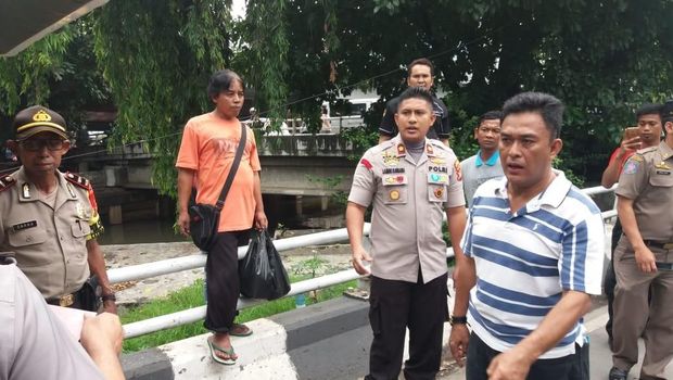 Kapolsek Tanjung Duren Kompol Lambe P. Birana saat mengecek TKP penemuan mayat laki-laki di Kali Grogol Jakarta Barat, Selasa (4/12).