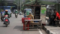 Tak hanya menjajah trotoar, sebagian PKL bahkan menggelar lapak hingga di tepi jalan. Tentunya ini akan menjadi salah satu dari sumber kemacetan di sepanjang jalan tersebut.
