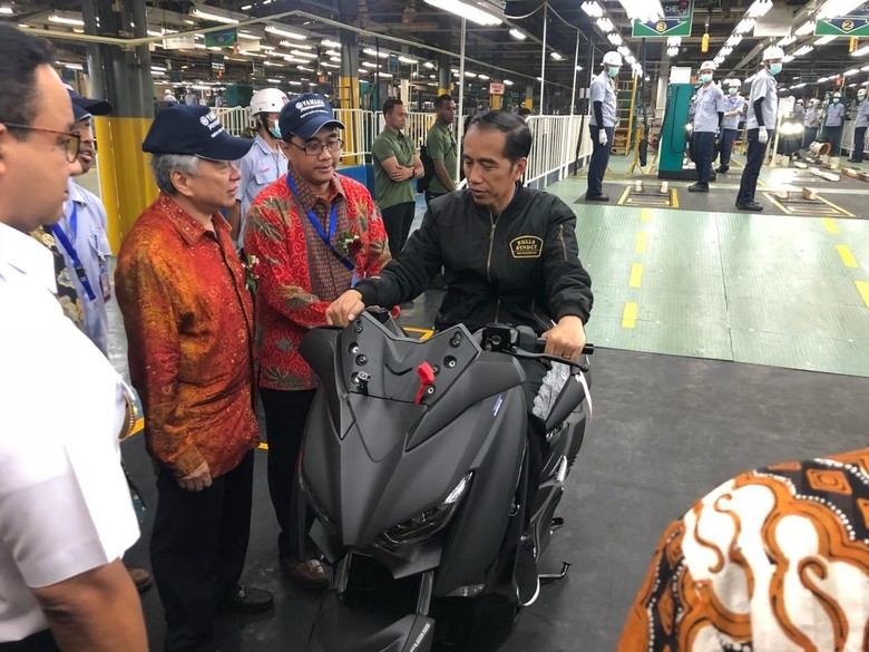 Jokowi saat duduk di atas skutik bongsor Xmax. Foto: Ray Jordan Jokowi saat duduk di atas skutik bongsor Xmax. Foto: Ray Jordan