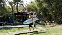 Dengan pesona keindahan alam sekitar yang masih asri dan teduh, menjadikan G-Land tak hanya unggul berkat gulungan ombaknya. (Ardian Fanani/detikTravel)